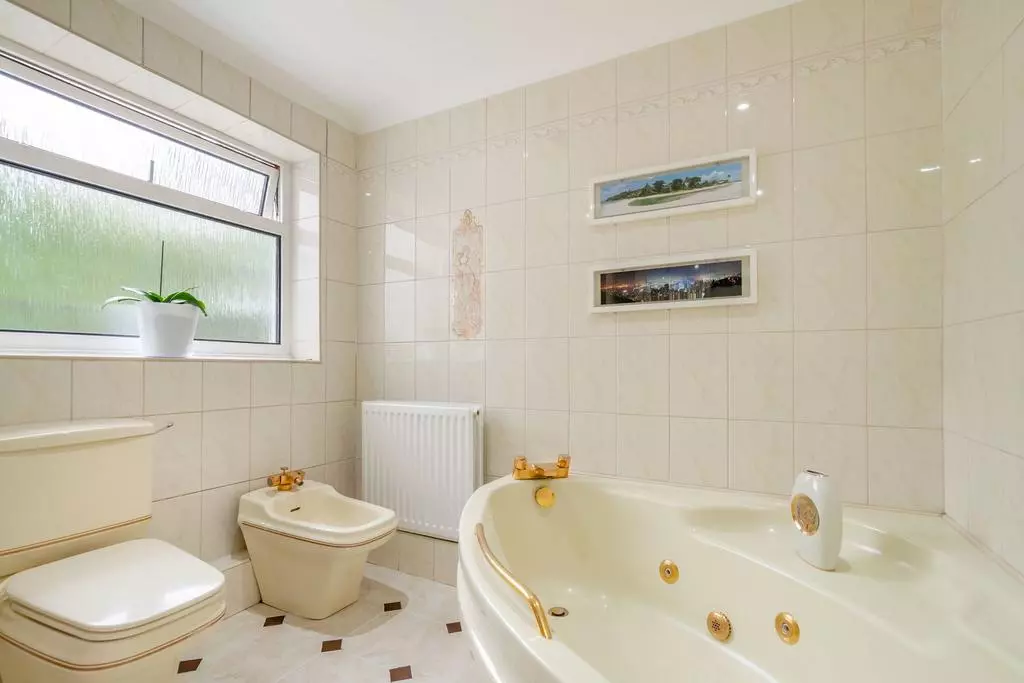 4 bedroom detached bungalow for sale
